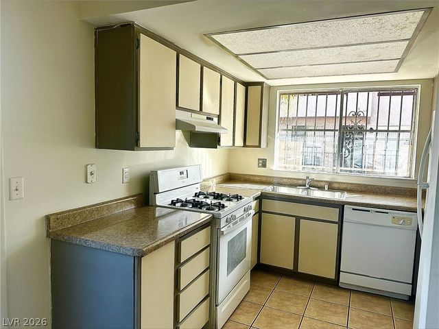 4338 Caliente Street 15, Las Vegas, NV 89119