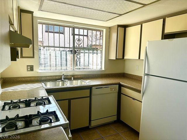4338 Caliente Street 15, Las Vegas, NV 89119