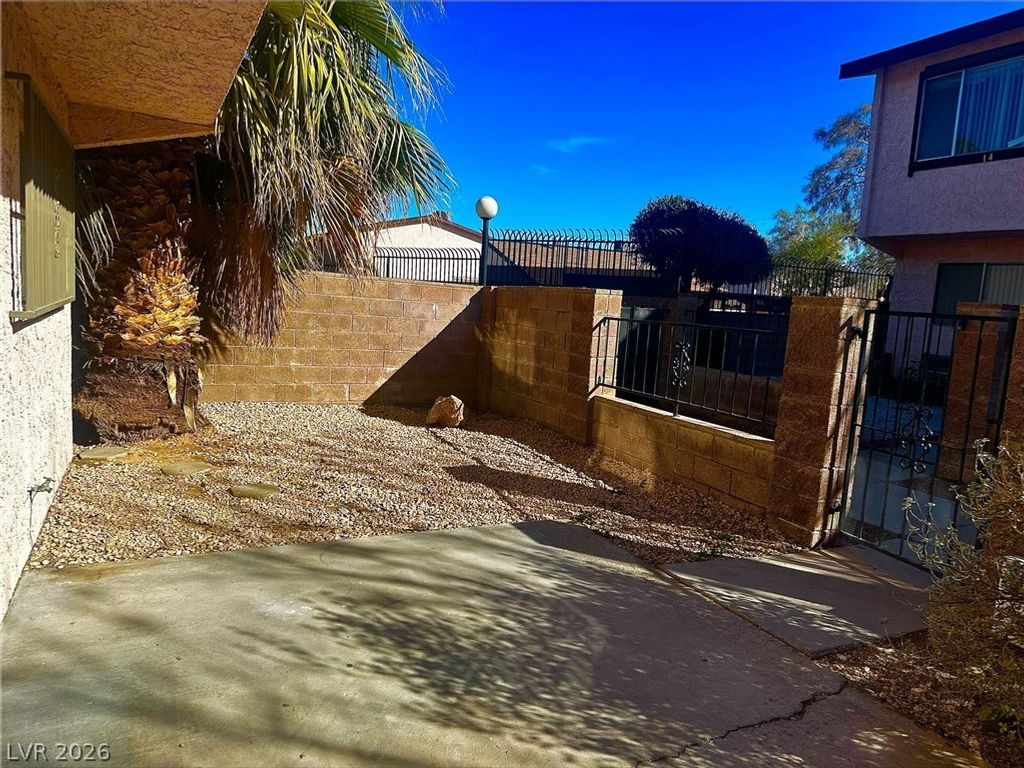 4338 Caliente Street 15, Las Vegas, NV 89119