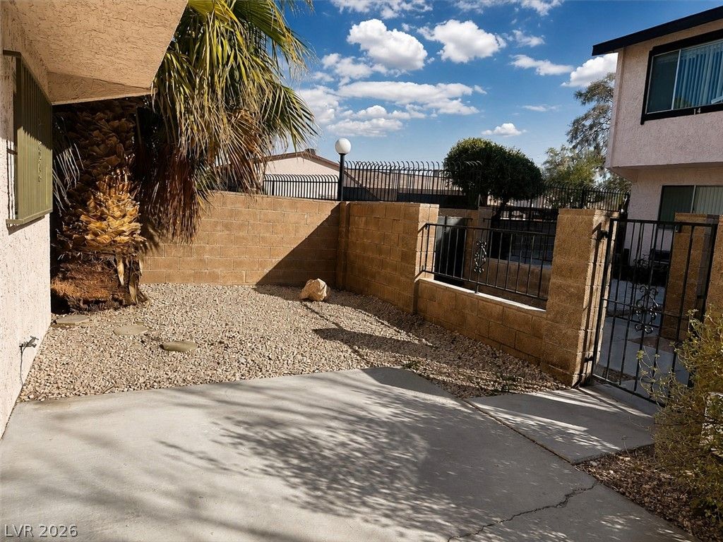 4338 Caliente Street 15, Las Vegas, NV 89119 — photo 2