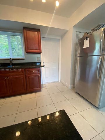 4290 NW 21st Ave, Oakland Park, FL 33309