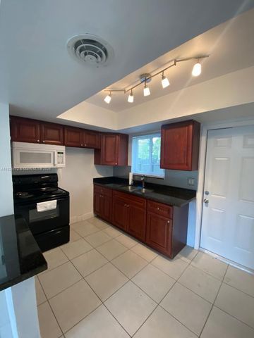 4290 NW 21st Ave, Oakland Park, FL 33309