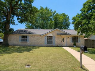 5000 Lasalle Drive, Arlington, TX 76016
