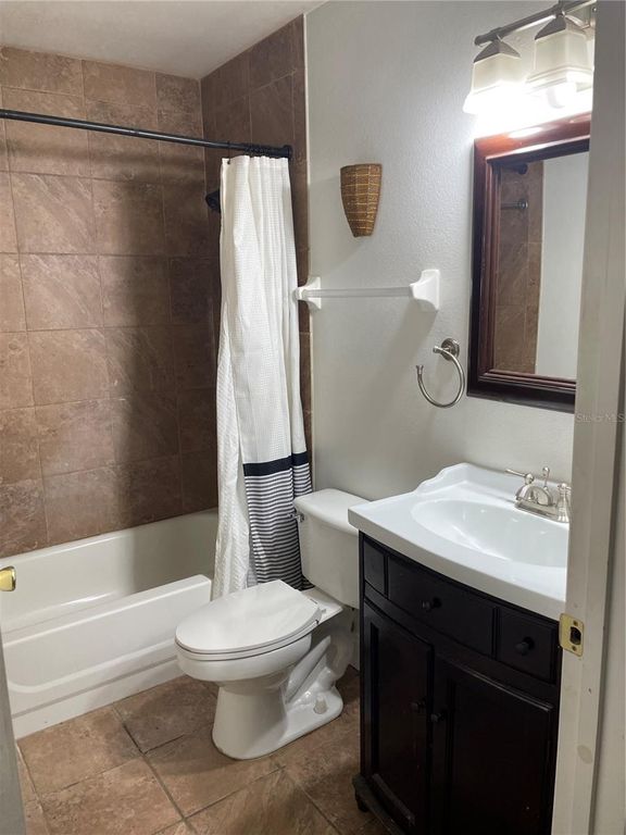 Image 11 of property listing at 5501 CHATHAM WOODS COURT, Orlando, FL 32808