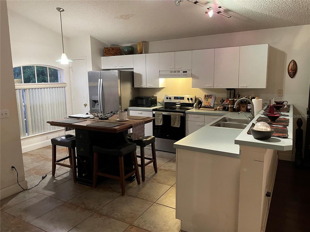 Image 5 of property listing at 5501 CHATHAM WOODS COURT, Orlando, FL 32808