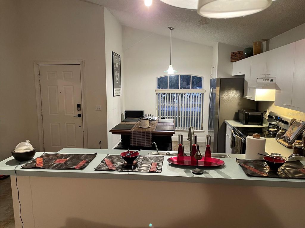 Image 6 of property listing at 5501 CHATHAM WOODS COURT, Orlando, FL 32808