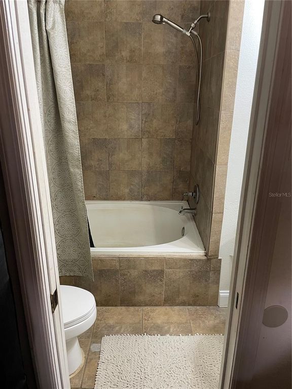 Image 8 of property listing at 5501 CHATHAM WOODS COURT, Orlando, FL 32808