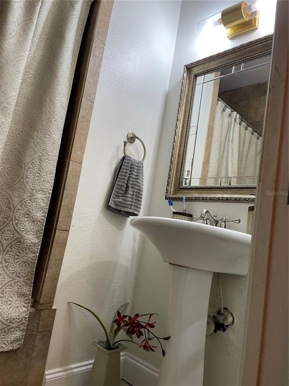 Image 9 of property listing at 5501 CHATHAM WOODS COURT, Orlando, FL 32808