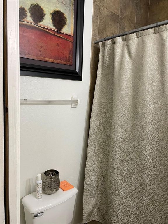 Image 10 of property listing at 5501 CHATHAM WOODS COURT, Orlando, FL 32808