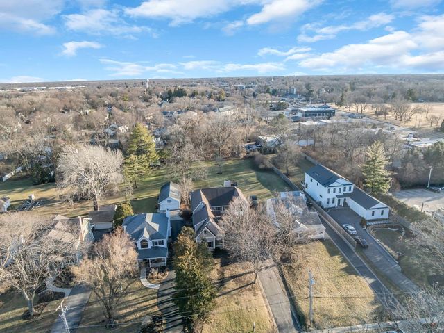 141 Walnut Street, Libertyville, IL 60048