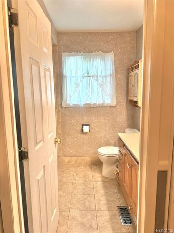 27334 Perry Street, Roseville, MI 48066