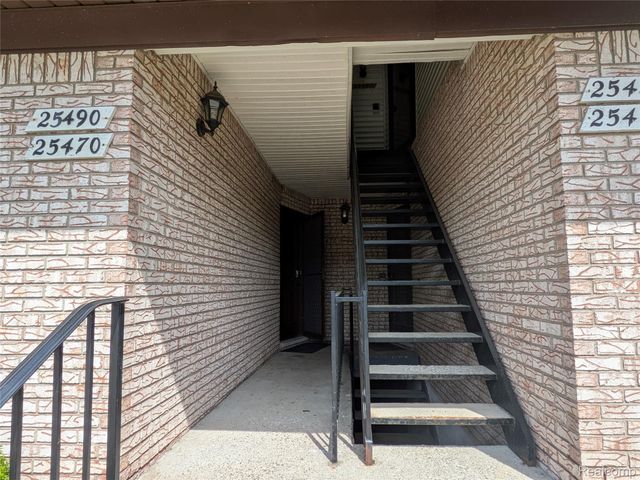 25470 Quarter Deck Street, Harrison Charter Township, MI 48045