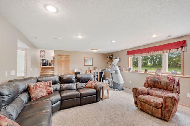 707 Chalupsky Avenue SE, New Prague, MN 56071