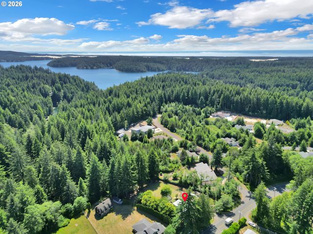 5596 CANARY Rd, Florence, OR 97439