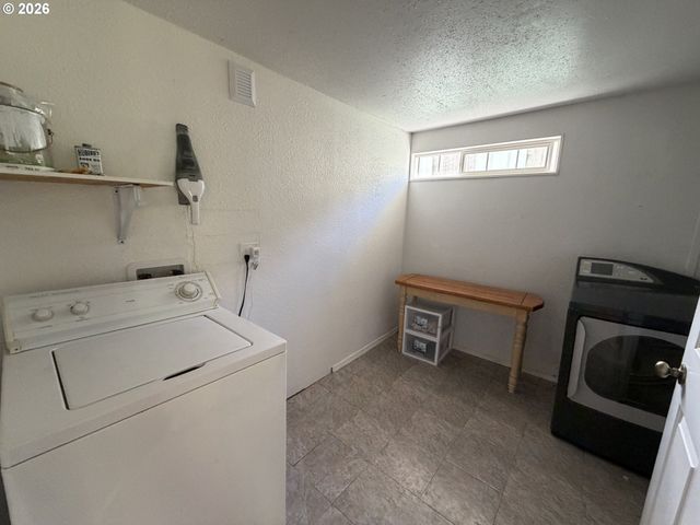 5596 CANARY Rd, Florence, OR 97439