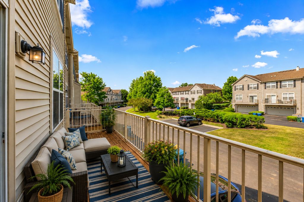 Image 7 of property listing at 758 Lambert Lane 97-6, Bartlett, IL 60103