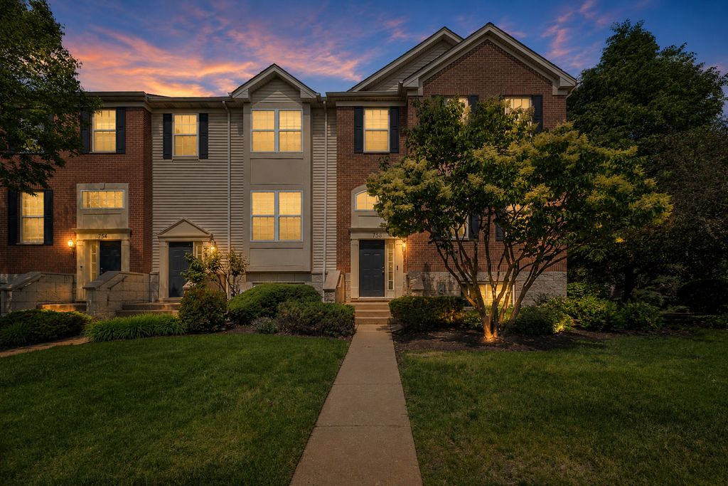 Image 3 of property listing at 758 Lambert Lane 97-6, Bartlett, IL 60103
