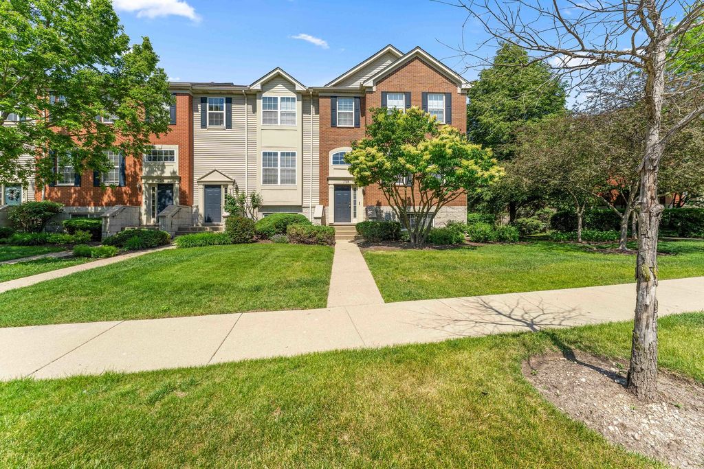 Image 4 of property listing at 758 Lambert Lane 97-6, Bartlett, IL 60103