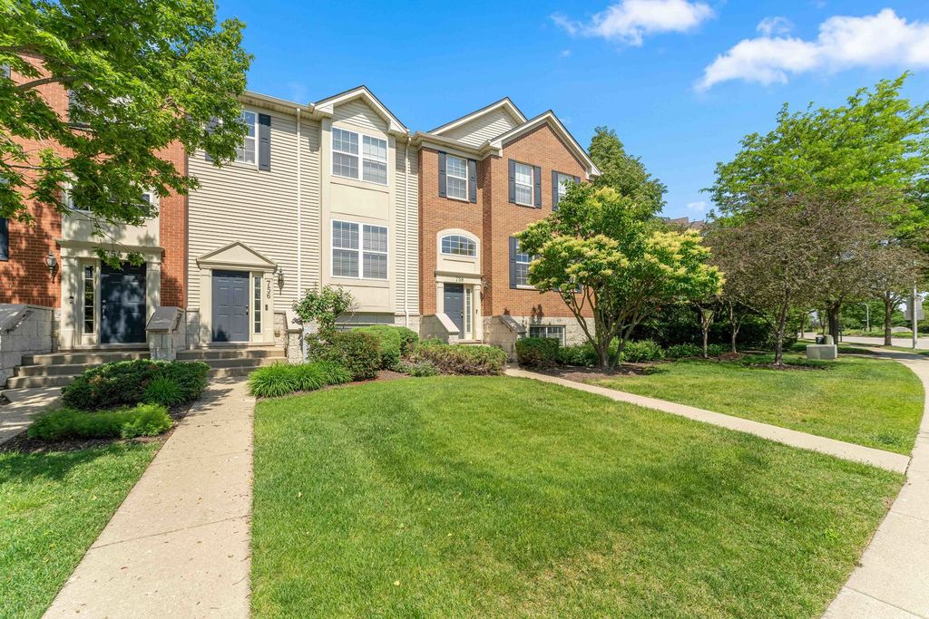 Image 5 of property listing at 758 Lambert Lane 97-6, Bartlett, IL 60103