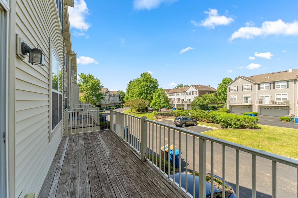 Image 6 of property listing at 758 Lambert Lane 97-6, Bartlett, IL 60103