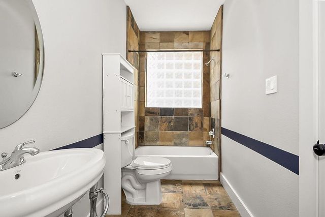 1121 W 17th Street B, Houston, TX 77008