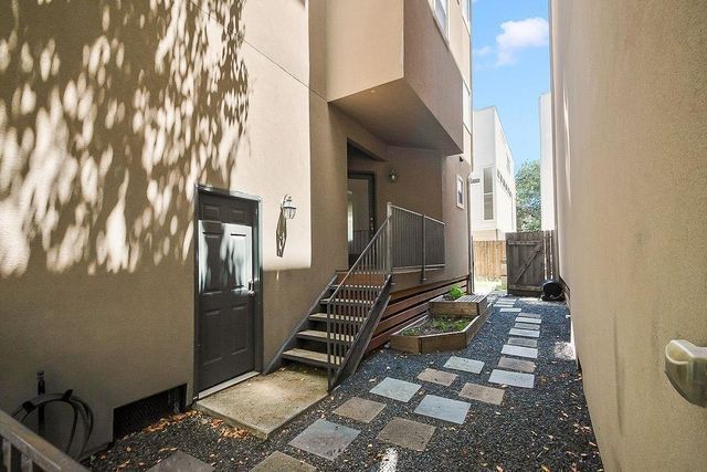 1121 W 17th Street B, Houston, TX 77008
