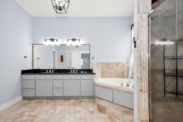 1121 W 17th Street B, Houston, TX 77008