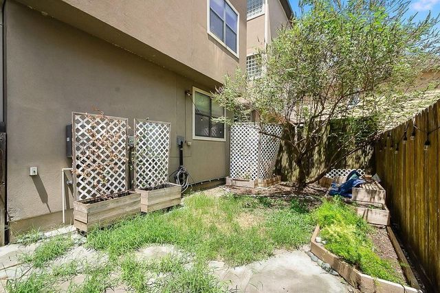 1121 W 17th Street B, Houston, TX 77008