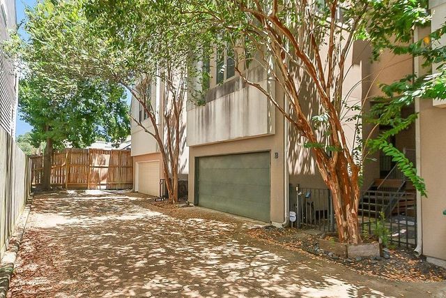 1121 W 17th Street B, Houston, TX 77008