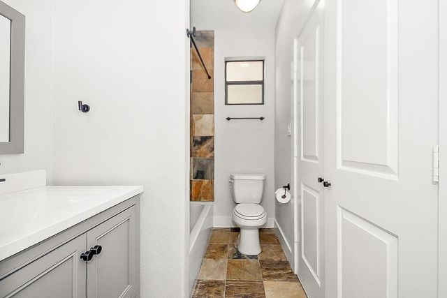 1121 W 17th Street B, Houston, TX 77008