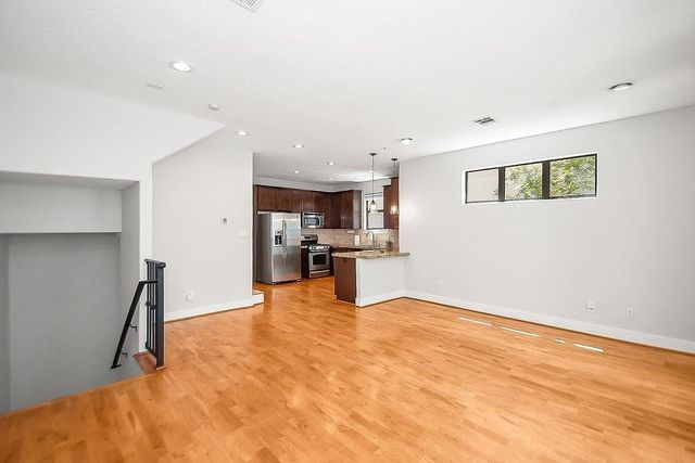 1121 W 17th Street B, Houston, TX 77008