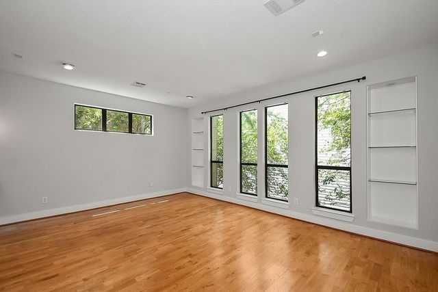 1121 W 17th Street B, Houston, TX 77008