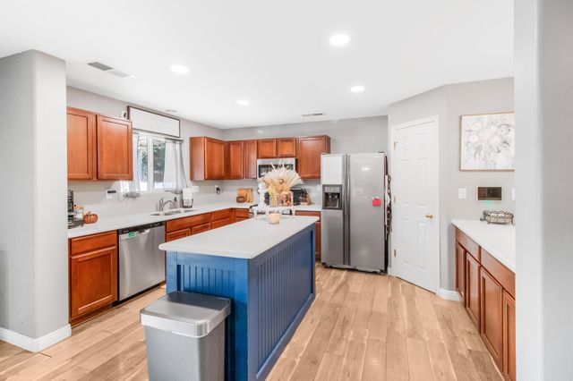 4715 W Elkhorn Avenue, Visalia, CA 93277