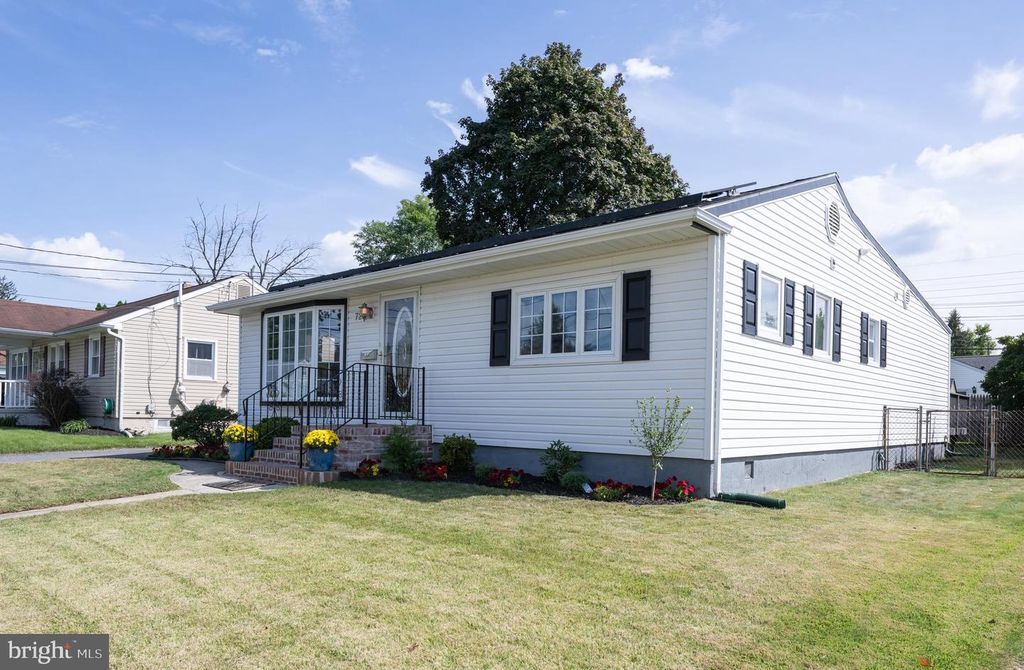 726 W MADISON AVE, Magnolia, NJ 08049