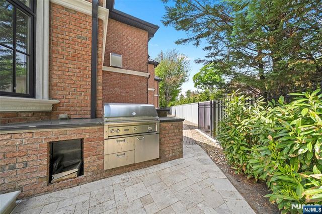 675 Summit Street, Englewood Cliffs, NJ 07632