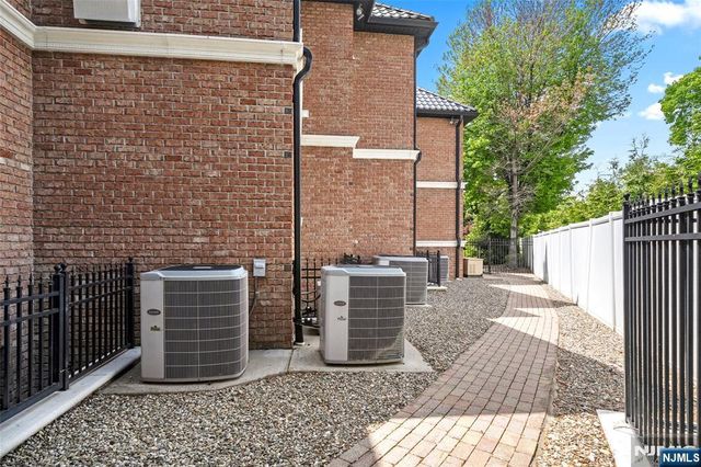 675 Summit Street, Englewood Cliffs, NJ 07632