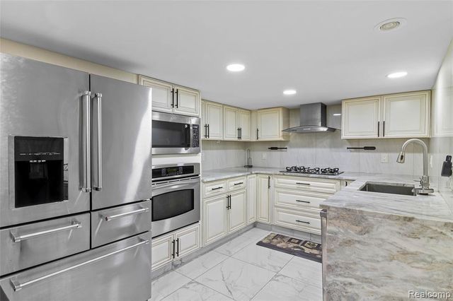 13670 Terra Santa Drive, Sterling Heights, MI 48312