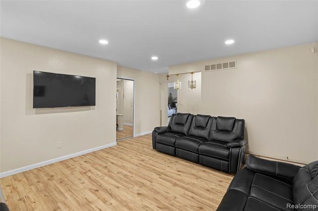 13670 Terra Santa Drive, Sterling Heights, MI 48312