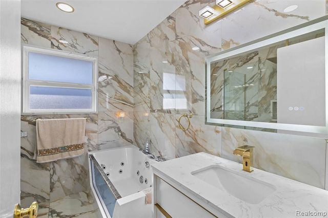 13670 Terra Santa Drive, Sterling Heights, MI 48312