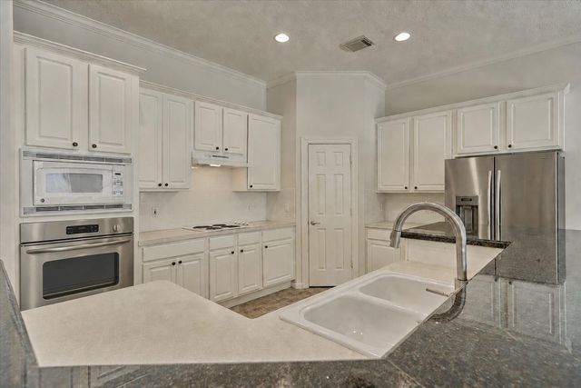 118 Robindale Circle, The Woodlands, TX 77384