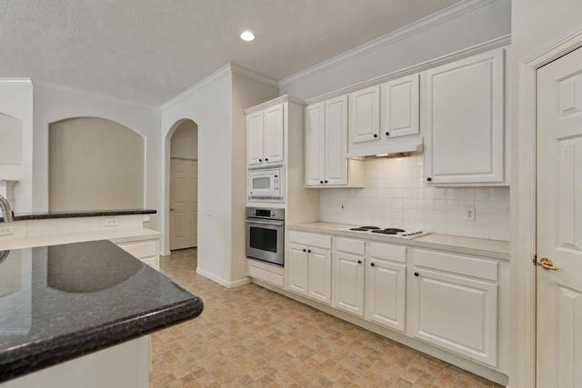 118 Robindale Circle, The Woodlands, TX 77384
