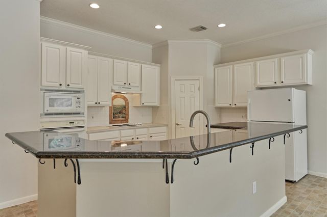 118 Robindale Circle, The Woodlands, TX 77384