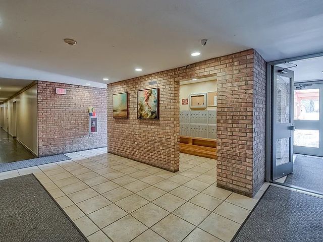 6010 Oakwood Drive 1H, Lisle, IL 60532