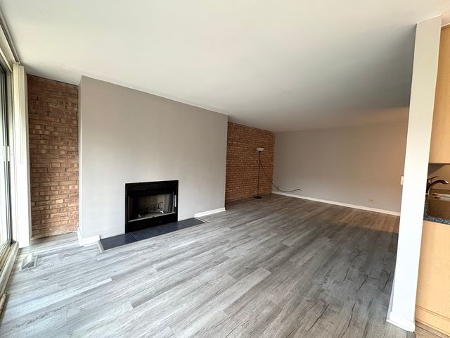 6010 Oakwood Drive 1H, Lisle, IL 60532