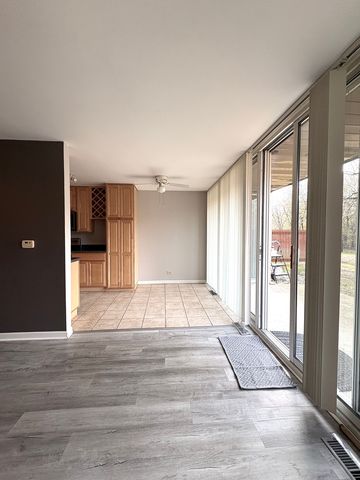 6010 Oakwood Drive 1H, Lisle, IL 60532