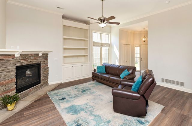 645 65th Place 163, West Des Moines, IA 50266