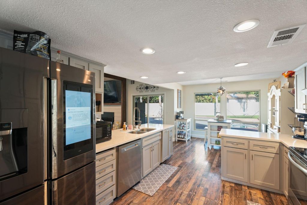Image 10 of property listing at 2778 W Robinwood Lane, Fresno, CA 93711