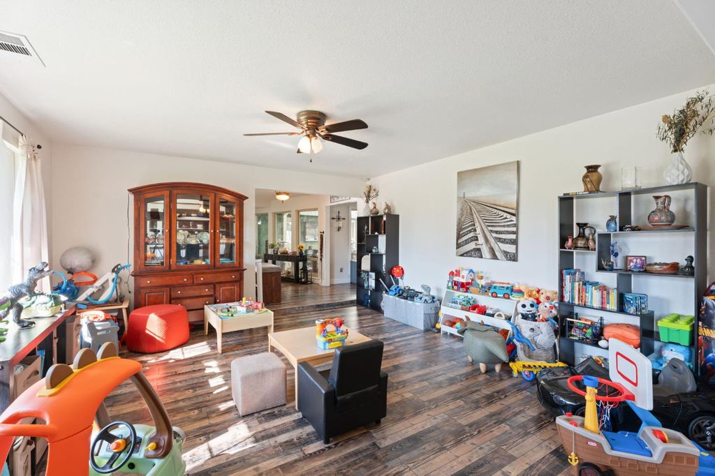 Image 16 of property listing at 2778 W Robinwood Lane, Fresno, CA 93711