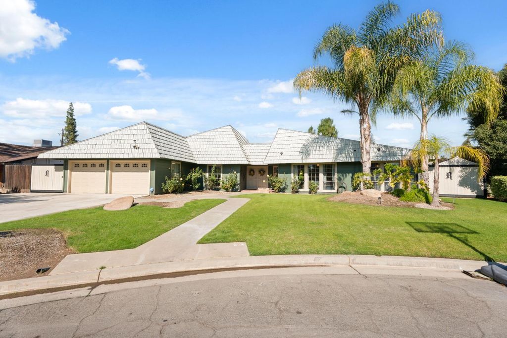 Image 2 of property listing at 2778 W Robinwood Lane, Fresno, CA 93711