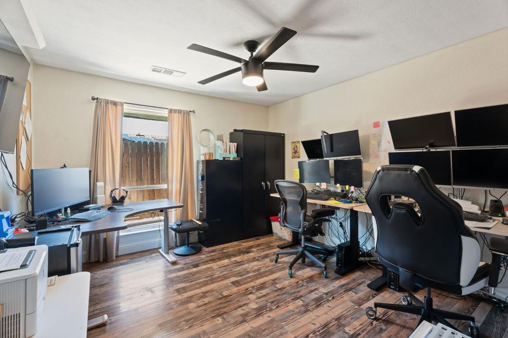 Image 23 of property listing at 2778 W Robinwood Lane, Fresno, CA 93711